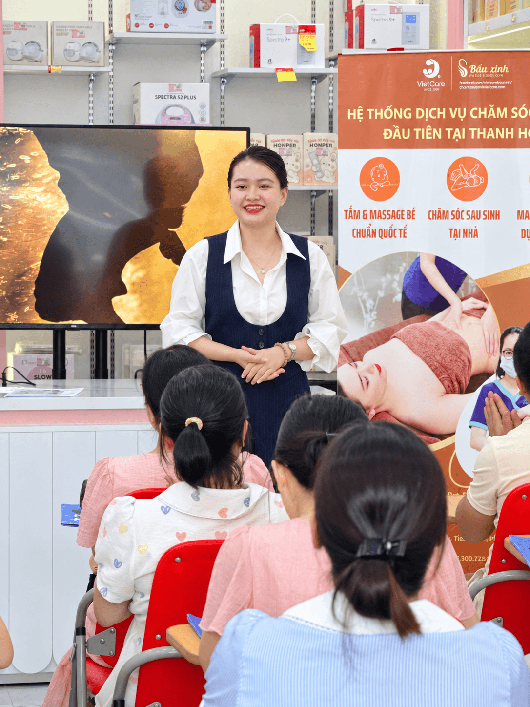 Giảng viên Bầu Xinh Grup trao đổi trong lớp học